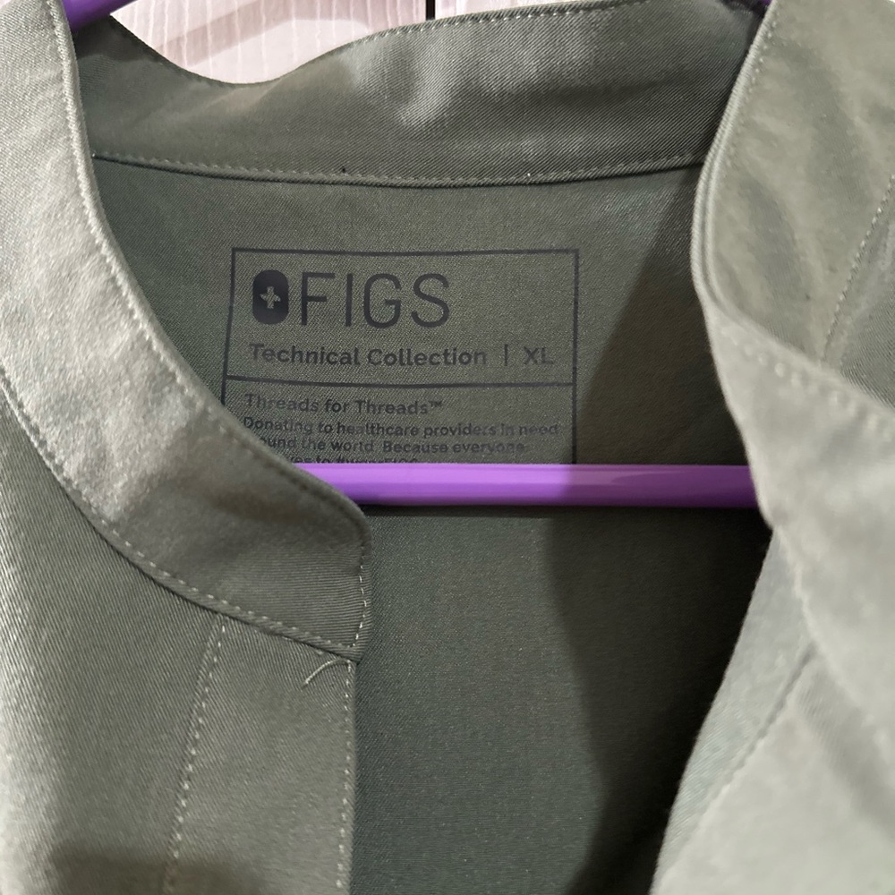 FIG SCRUB TOP